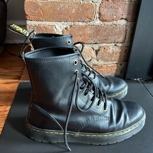 Women Dr Marten’s Black 1460 smooth leather boots